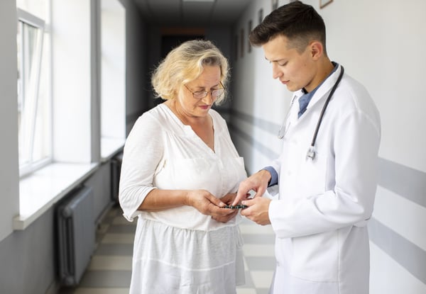 doctor-showing-patient-pills-treatment doctor-showing-patient-pills-treatment